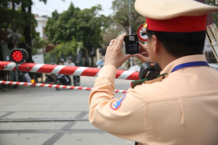 Quá trình tuần tra, CSGT sẽ ghi hình xe vi phạm giao thông đường sắt để phạt nguội.