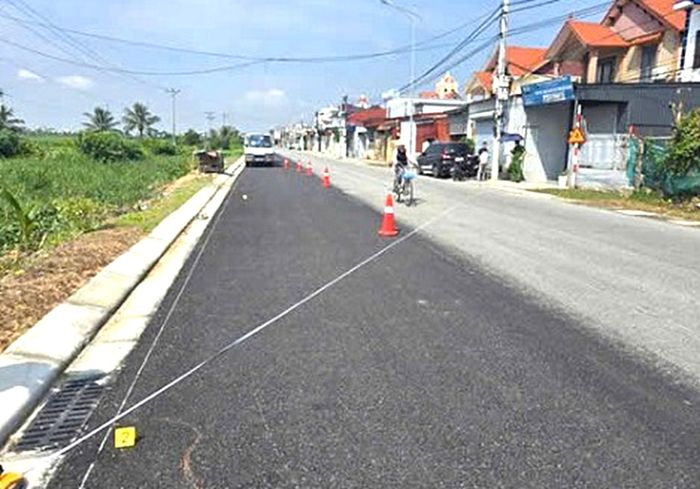 Xe ô tô rời khỏi hiện trường sau vụ tai nạn xảy ra tại xã Kiến Hưng, TP Hải Phòng rạng sáng 17/8.