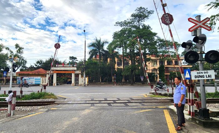 Đơn vị quản lý đường sắt kiến nghị UBND tỉnh chỉ đạo các cơ quan, địa phương tăng cường kiểm tra, rà soát vi phạm hành lang an toàn, đẩy mạnh tuyên truyền pháp luật đường sắt đến người dân, doanh nghiệp.