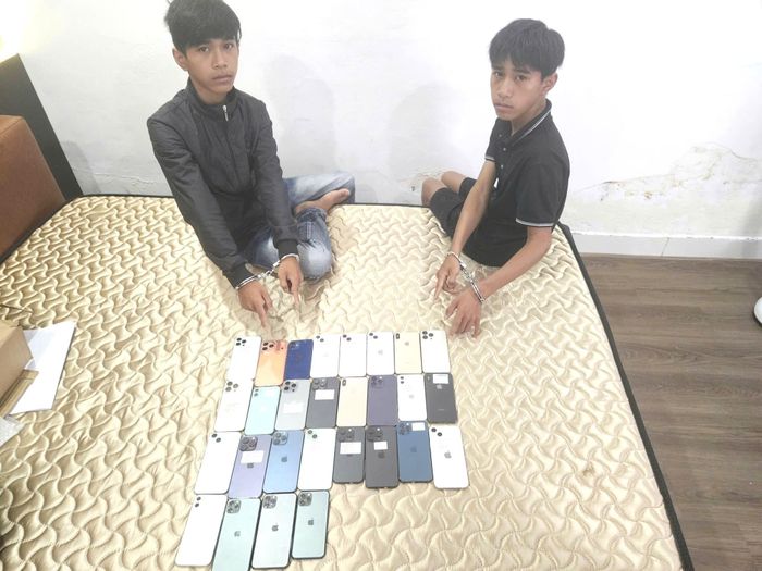 Hai đối tượng cùng tang vật vụ án (Ảnh: Công an cung cấp).