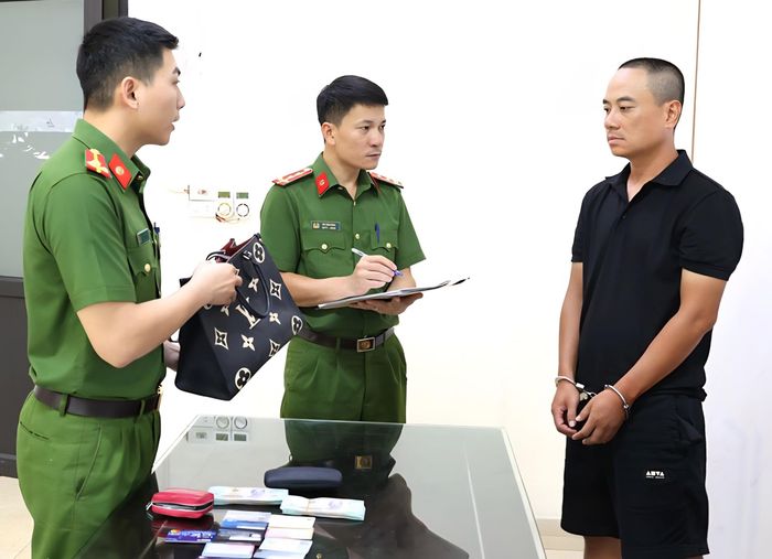 Đối tượng Bùi Huy Tú, cùng tang vật tại cơ quan công an (Ảnh: Công an Ninh Bình).