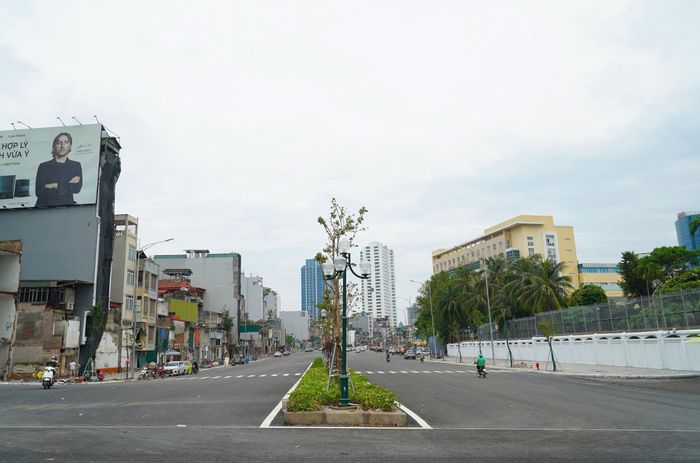 Nhiều đoạn tuyến đường Vành đai 1 đoạn Hoàng Cầu - Voi Phục đã được hoàn thiện.