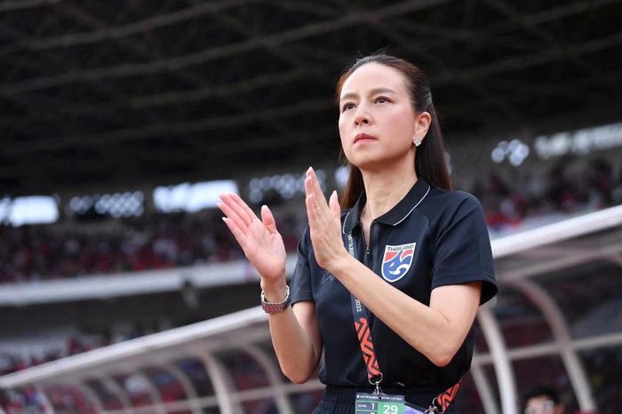 Madam Pang miễn phí vé cho các trường học và học viện bóng đá.