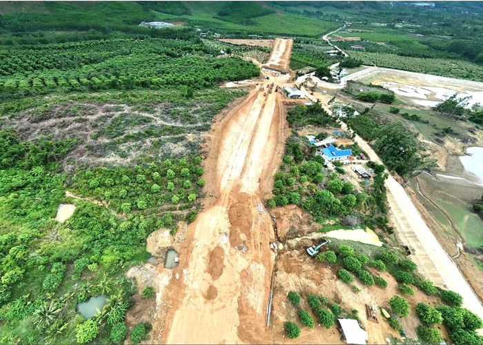 Các nhà thầu tập trung bóc phong hóa và đắp nền một số đoạn của dự án.