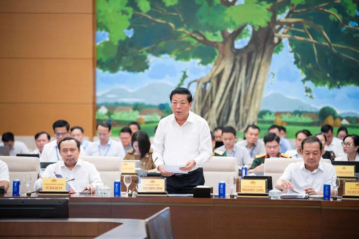 Bộ trưởng Bộ Xây dựng Trần Hồng Minh báo cáo tại phiên họp. Ảnh: Media Quốc hội.