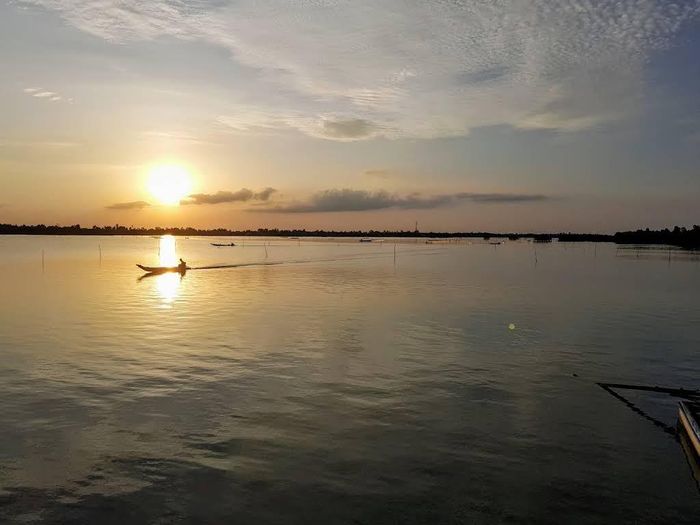 Cảnh quan ven đầm hòa quyện với đời sống cư dân, tạo nên nét đặc trưng của vùng đất cực Nam. Ảnh: Tường Quang
