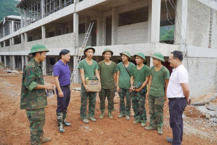 Phó Chủ tịch HĐND tỉnh Lã Hoài Nam động viên lực lượng chiến sĩ tham gia thi công công trình trường nội trú liên cấp xã Tổng Cọt. Ảnh: Mai Dương