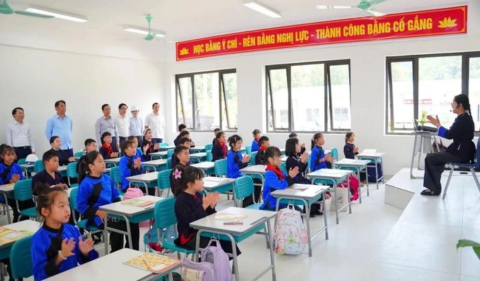 Bí thư Tỉnh ủy, Chủ tịch HĐND tỉnh Phan Thăng An, Phó Bí thư Tỉnh ủy, Chủ tịch UBND tỉnh Lê Hải Hòa cùng các đại biểu tham quan, theo dõi hoạt động dạy học thử nghiệm tại Trường Phổ thông nội trú Tiểu học và THCS Hạ Lang. Ảnh Thành Luân