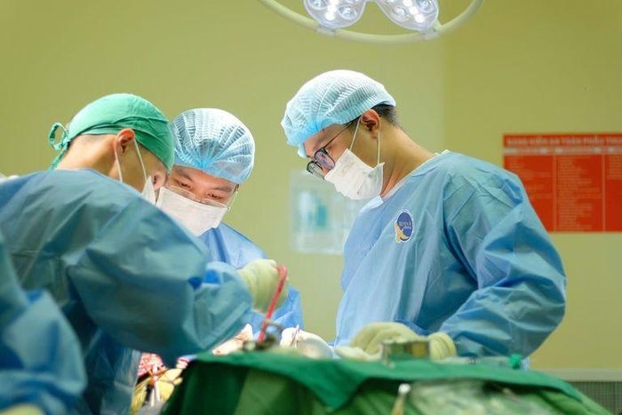 Bác sĩ phẫu thuật cho người bệnh. Ảnh: BVCC