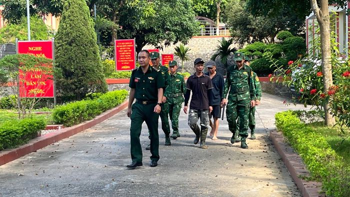 BĐBP Lào Cai dẫn giải các đối tượng vận chuyển hàng lậu về đồn Biên phòng. Ảnh: Trung Dũng