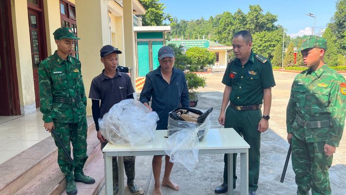 Lực lượng BĐBP cùng 02 đối tượng kiểm đếm tang vật. Ảnh: Trung Dũng