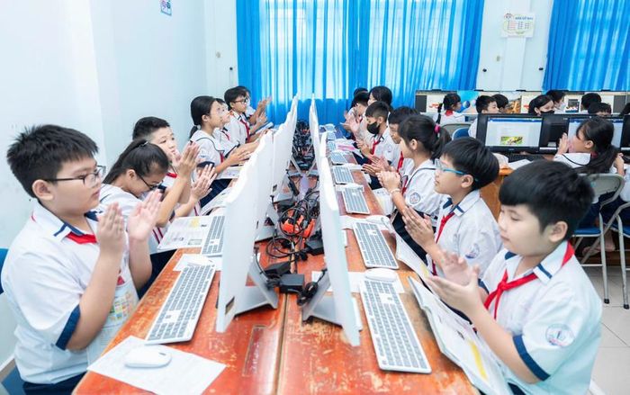 Hiện nay, trên địa bàn TP. Hồ Chí Minh, học sinh tại nhiều trường học được học tập trong môi trường với những trang thiết bị hiện đại