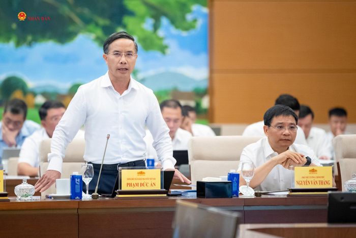 Thống đốc Ngân hàng Nhà nước Phạm Đức Ấn trình bày Báo cáo tiếp thu, giải trình ý kiến của các ĐBQH thảo luận tại tổ và hội trường, tiếp thu, giải trình ý kiến thẩm tra của Ủy ban Kinh tế và Tài chính đối với dự án Luật sửa đổi, bổ sung một số điều của Luật Ngân hàng Nhà nước Việt Nam, Luật Phòng, chống rửa tiền và Luật Các tổ chức tín dụng