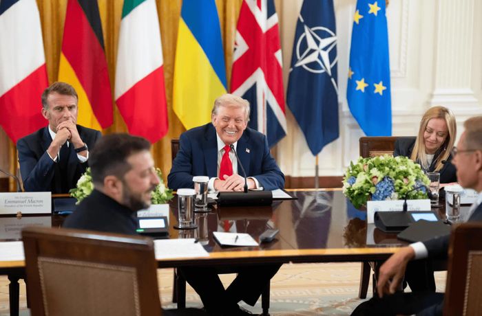 Các lãnh đạo châu Âu và Tổng thống Volodymyr Zelensky ngày 18/8/2025 tới Nhà Trắng gặp Tổng thống Mỹ Donald Trump bàn về cách chấm dứt chiến sự Ukraine. Ảnh: Nhà Trắng