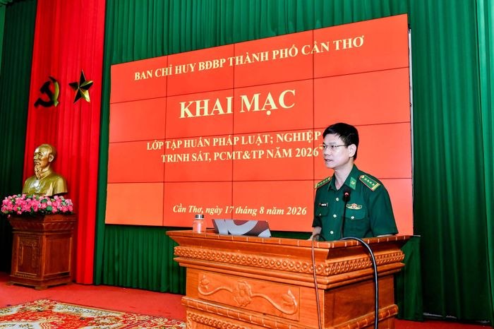 Phó Chỉ huy trưởng Bộ đội Biên phòng TP. Cần Thơ, Đại tá Lương Hữu Trung phát biểu chỉ đạo khai mạc lớp tập huấn. Ảnh: Văn Long