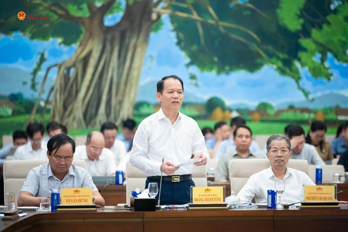 Bộ trưởng Bộ Tư pháp Hoàng Thanh Tùng trình bày Báo cáo về việc tiếp thu, giải trình ý kiến của các ĐBQH thảo luận tại Tổ, tại Hội trường và ý kiến thẩm tra của Ủy ban Pháp luật và Tư pháp đối với dự thảo Nghị quyết