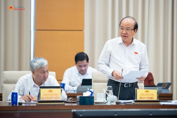 Chủ nhiệm Ủy ban Pháp luật và Tư pháp Phan Chí Hiếu trình bày Báo cáo ý kiến về việc tiếp thu, giải trình, chỉnh lý dự thảo Nghị quyết