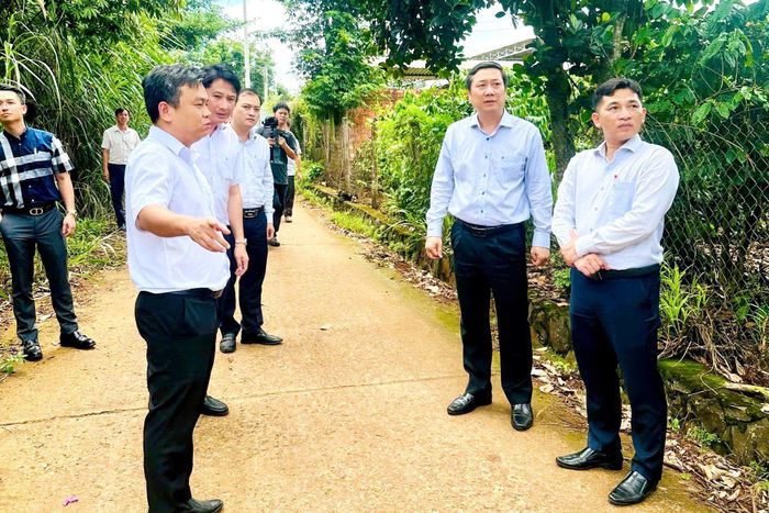 Ban Kinh tế - Ngân sách HĐND TP. Hồ Chí Minh khảo sát thực tế các công trình đề xuất đầu tư phục vụ xây dựng nông thôn mới giai đoạn 2026 - 2030. Ảnh: Châu Vũ