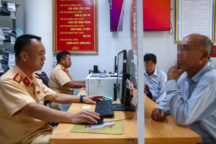Nhiều người dân đến xử lý sau khi nhận được thông báo vi phạm