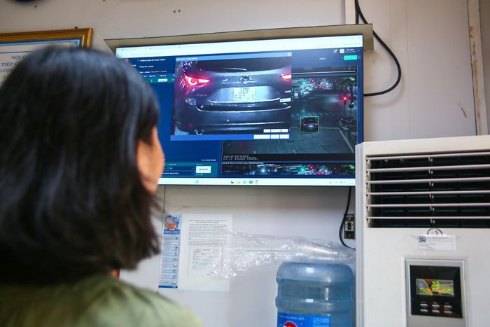 Người dân xem lại video ghi lại vi phạm của mình