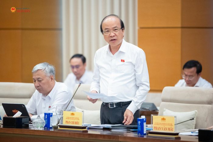 Chủ nhiệm Ủy ban Pháp luật và Tư pháp Phan Chí Hiếu phát biểu