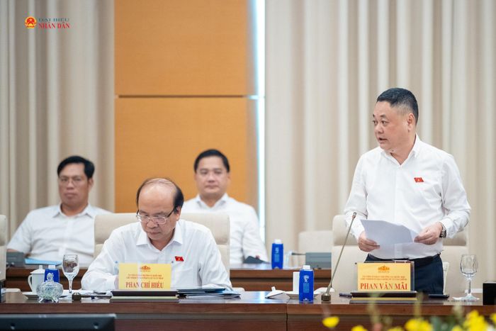Phó Chủ nhiệm Ủy ban Kinh tế và Tài chính Nguyễn Ngọc Bảo trình bày Báo cáo ý kiến đối với nội dung tiếp thu, giải trình, chỉnh lý dự thảo Luật Dầu khí (sửa đổi)