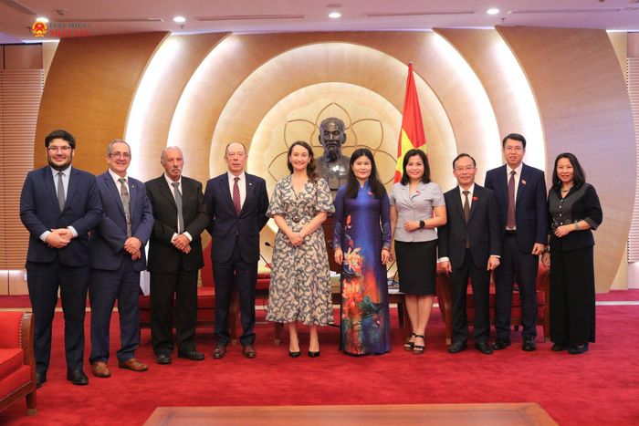 Phó Chủ nhiệm Ủy ban Công tác đại biểu Bùi Thị Quỳnh Thơ, Thứ trưởng Ngoại giao Uruguay Valeria Csukasi và các đại biểu