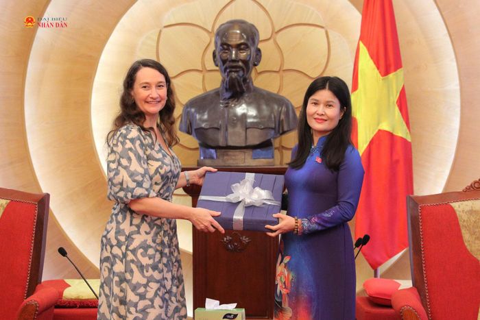 Thứ trưởng Ngoại giao Uruguay Valeria Csukasi trao quà lưu niệm tặng Phó Chủ nhiệm Ủy ban Công tác đại biểu Bùi Thị Quỳnh Thơ