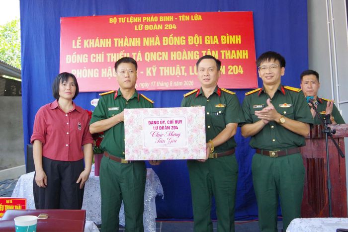 Chỉ huy lữ đoàn 204 tặng quà chúc mừng gia đình Thiếu tá QNCN Hoàng Tân Thanh. Ảnh: Đào Khiếm