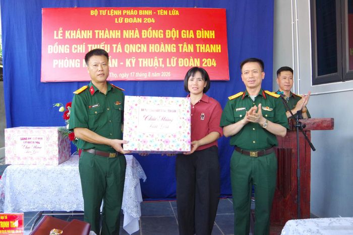 Thay mặt thủ trưởng Bộ Tư lệnh, Đại tá Kiều Trịnh Thái tặng quà động viên gia đình Thiếu tá QNCN Hoàng Tân Thanh. Ảnh: Đào Khiếm