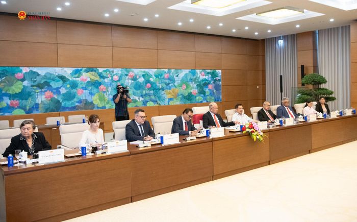 Tổng Bí thư Đảng Lao động Mexico Alberto Anaya Gutierrez và các đại biểu Mexico tại cuộc tiếp