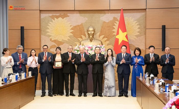 Chủ tịch Quốc hội Trần Thanh Mẫn, Tổng Bí thư Đảng Lao động Mexico Alberto Anaya Gutierrez và các đại biểu tại cuộc tiếp