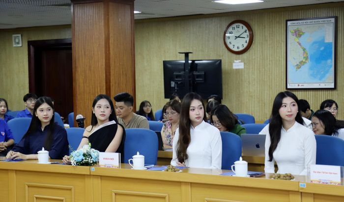 Các đại biểu tham dự buổi Họp báo giới thiệu Chương trình "Chia sẻ cùng thầy cô" năm 2026.