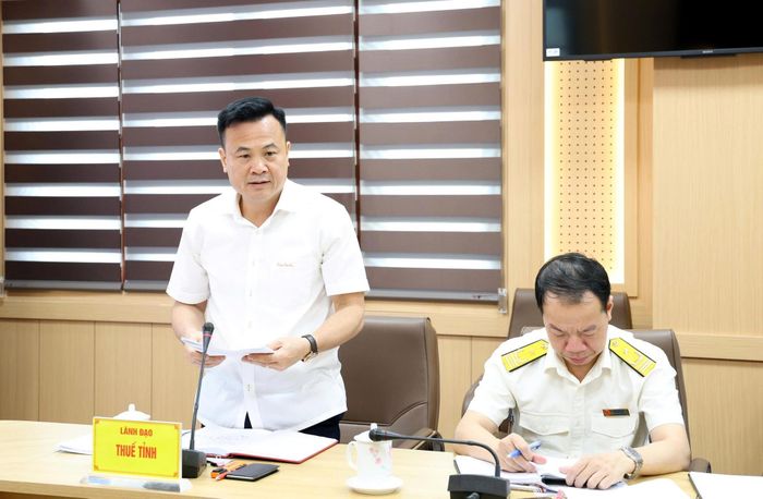 Lãnh đạo Thuế tỉnh trình bày báo cáo tại buổi làm việc. Ảnh: Phạm Yến