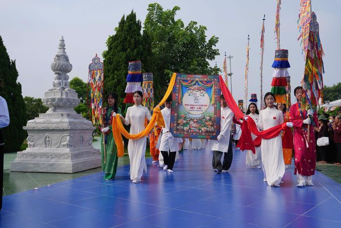 Khối cung rước tòa linh vị Nghĩa trang liệt sĩ Hữu Nghị Việt - Lào
