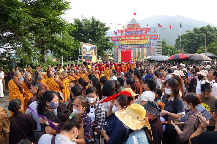 Tăng đoàn Đại Bảo tháp Mandala và đại chúng tham dự lễ