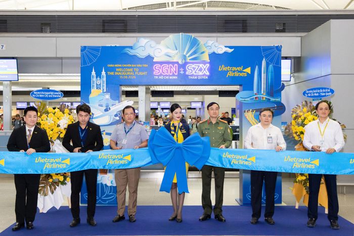 Nghi thức cắt băng khai trương đường bay thẳng kết nối TP. Hồ Chí Minh – Thâm Quyến. Ảnh: VT