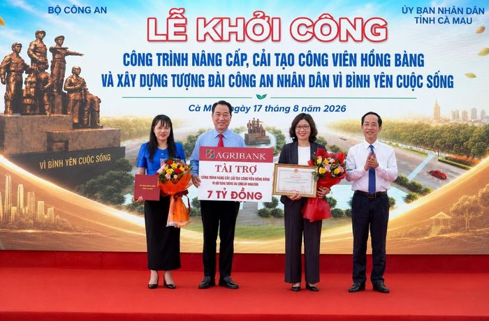 Lãnh đạo tỉnh Cà Mau tiếp nhận 7 tỷ đồng từ Ngân hàng Agribank hỗ trợ dự án nâng cấp, cải tạo công viên Hồng Bàng. 