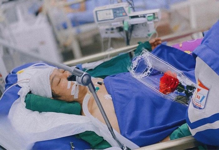 Đầu năm 2023, mẹ Sơn bị đột quỵ vỡ mạch máu não và bị liệt, anh vừa phải làm việc ở Hà Nội, vừa đi về Thái Nguyên chăm mẹ (Ảnh: NVCC)