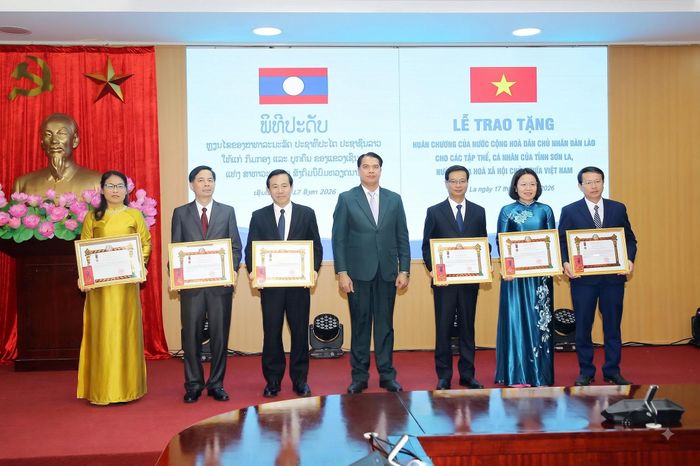 Đồng chí Pẻn Khăn - Bút Chăn Pheng trao Huân chương Lao động hạng III cho các tập thể. Ảnh SNews