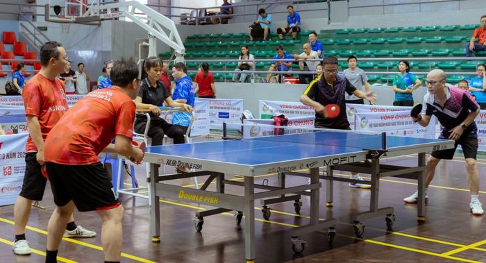 Thi đấu môn bóng bàn tại hội thao