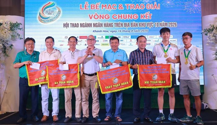 Ban tổ chức trao thưởng cho các đoàn vận động viên đạt thành tích cao tại hội thao.