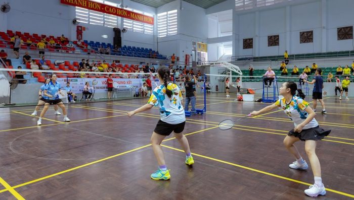Thi đấu môn cầu lông tại hội thao.