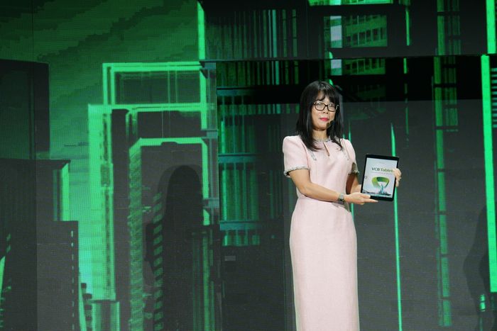 Đại diện Vietcombank hoàn thiện khâu chuẩn bị cuối cùng trong bài thuyết trình tại Sự kiện diễn ra ngày mai