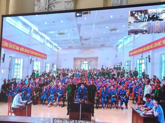 Bị cáo Chi Dân tại điểm cầu Chí Hòa đang khai báo nhân thân với HĐXX.
