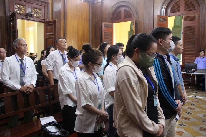 Nhóm bị cáo tại ngoại (3 hàng trên) tại điểm cầu trung tâm, trụ sở TAND TP Hồ Chí Minh.