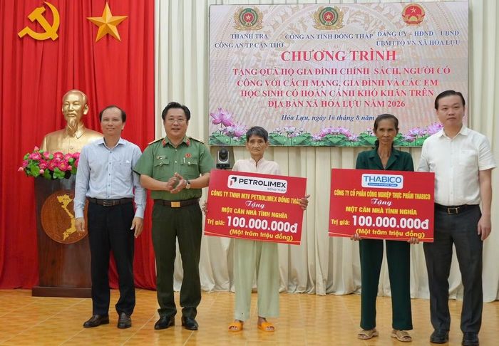 Thiếu tướng Lâm Phước Nguyên, Giám đốc Công an tỉnh Đồng Tháp cùng đơn vị đồng hành trao bảng tượng trưng xây dựng 2 căn nhà tình nghĩa tại xã Hỏa Lựu.