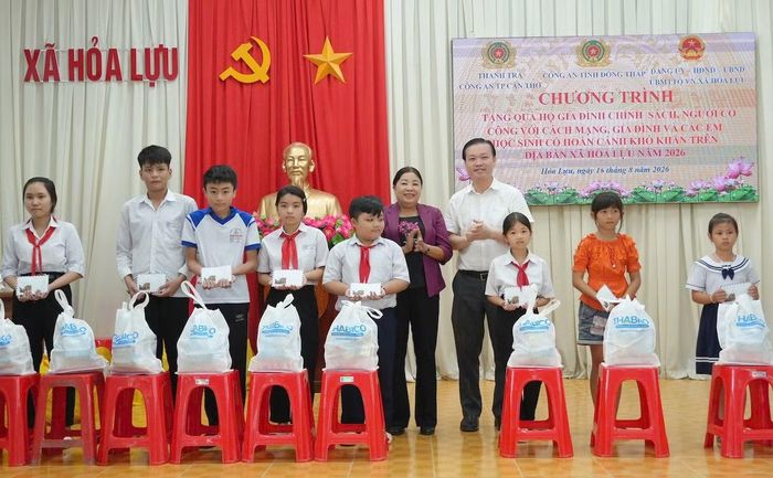 Bà Mã Thị Tươi, Phó Chủ tịch Thường trực HĐND TP Cần Thơ cùng đơn vị đồng hành trao quà tặng các em học sinh.