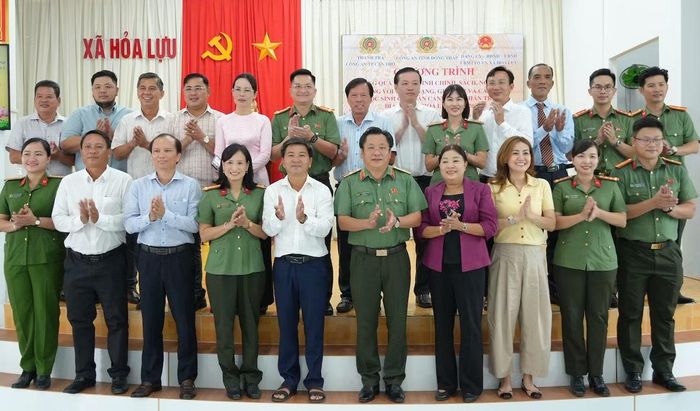 Thiếu tướng Lâm Phước Nguyên cùng cấp ủy, chính quyền địa phương và các đơn vị đồng hành tặng quà các gia đình chính sách, người có công; trao học bổng và xe đạp cho các em học sinh.