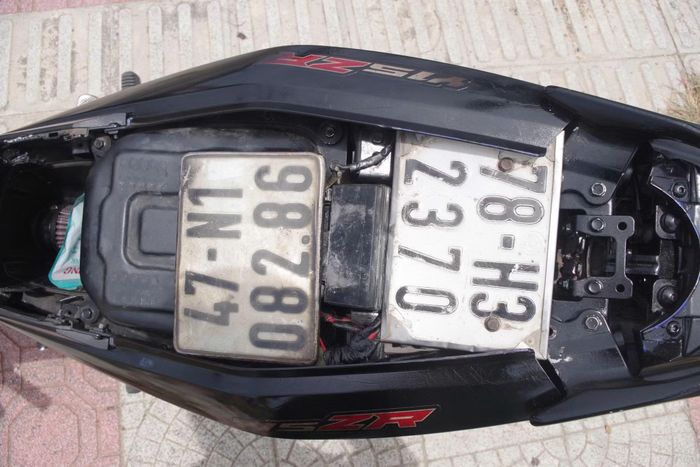 Biển kiểm soát xe máy 47N1-082.86 do hai kẻ "đá xế" sử dụng và biển kiểm soát xe máy 78H3-2370 trộm cắp được tháo gỡ, cất giấu dưới cốp xe máy.